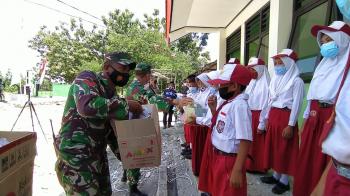 TMMD Tambakrejo Bojonegoro, Danrem 082/CPYJ Bagikan Jajan Murid Sekolah